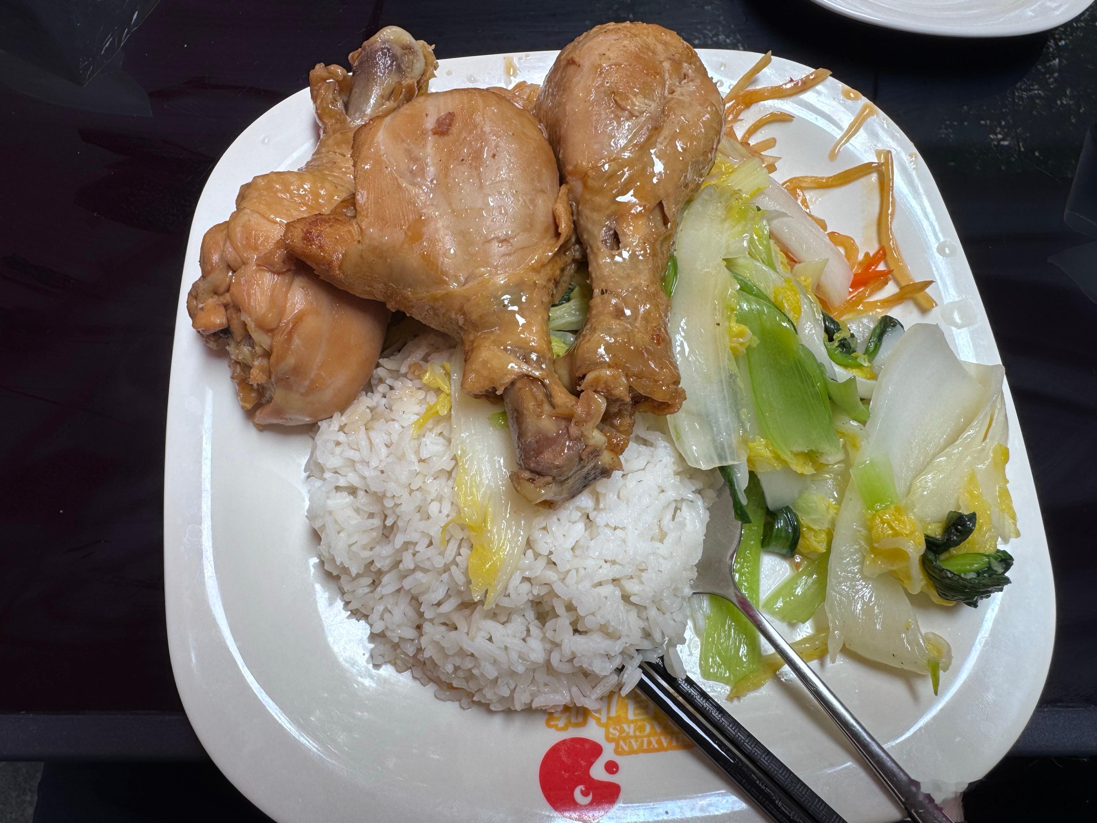 中午鸡腿饭整起来，隔壁桌看我这三个鸡腿都目瞪口呆了，这不是很正常吗[疑问]一个鸡