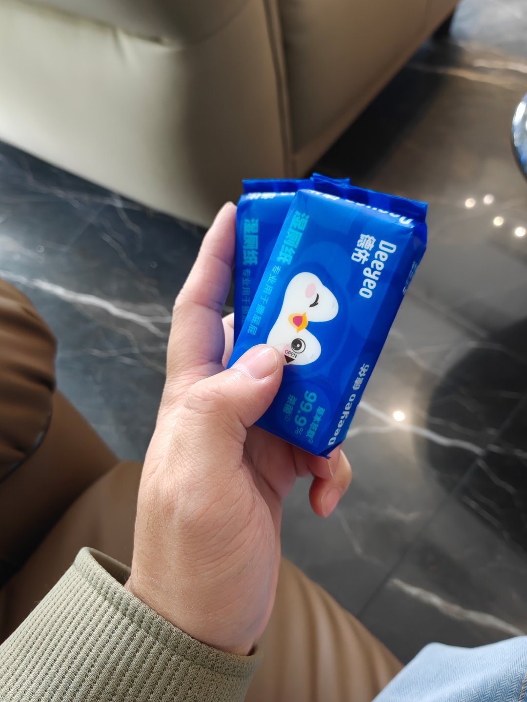 出门什么都可以不带，唯独必须得带湿厕纸。男人出门在外一定要保护好自己的菊花。湿厕