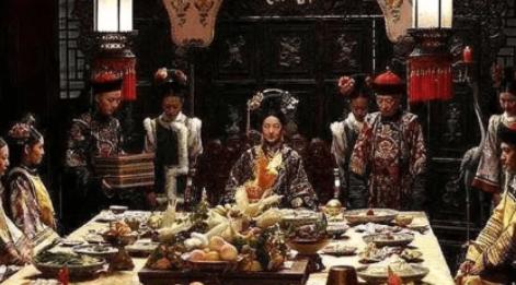 一天中午，慈禧提示宫女试菜。宫女试吃鲤鱼后很兴奋。慈禧瞟了一眼宫女，宫女即刻夹了