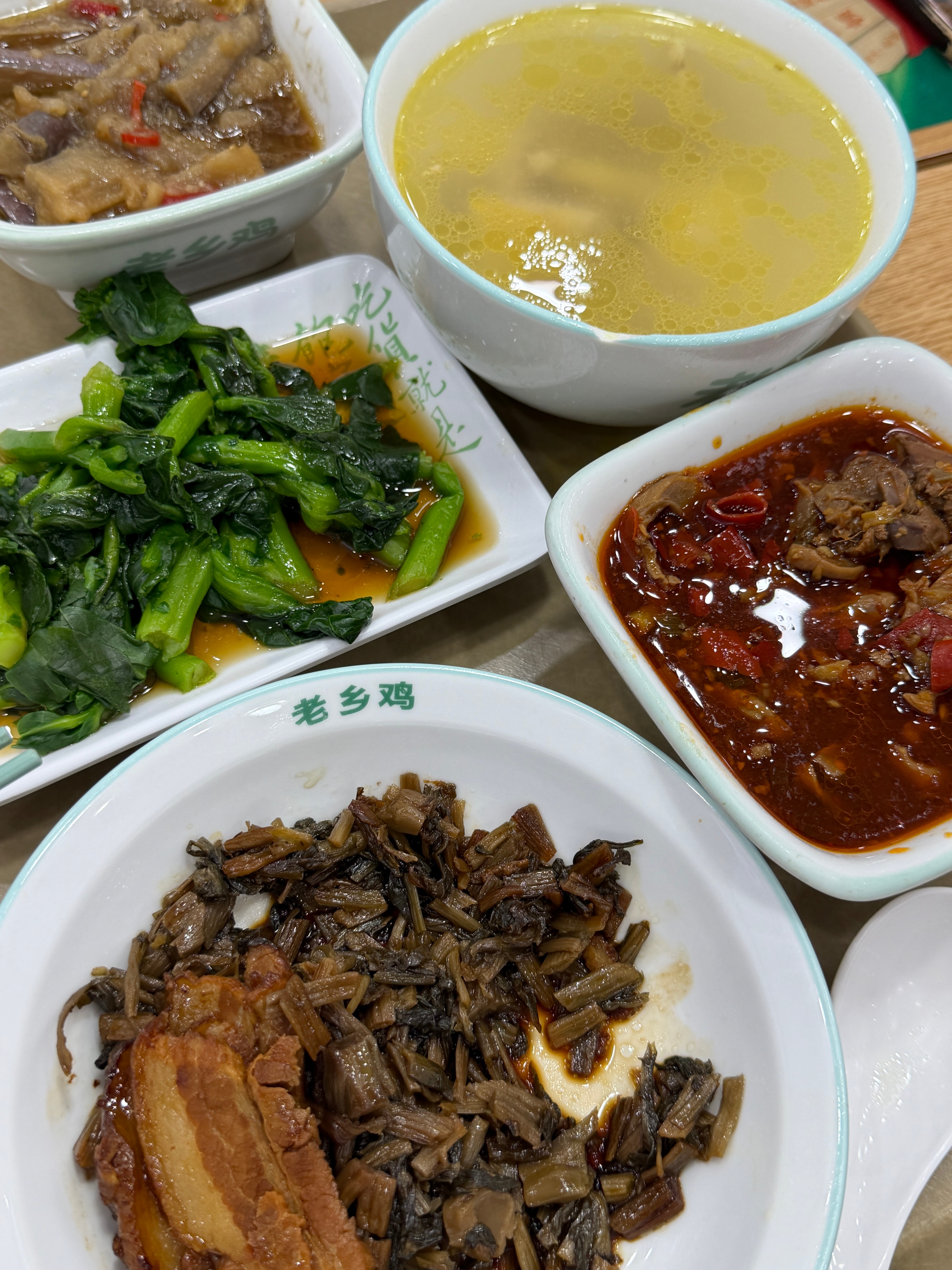 中午跟媳妇去吃老乡鸡，媳妇说，同样是全国连锁餐饮老板，一个束从轩，一个贾国龙。俩