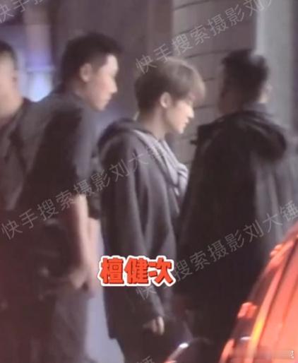 #何炅谢娜人脉圈##何炅谢娜吃饭来了半个娱乐圈# 何炅和谢娜和大家一起吃饭，直接