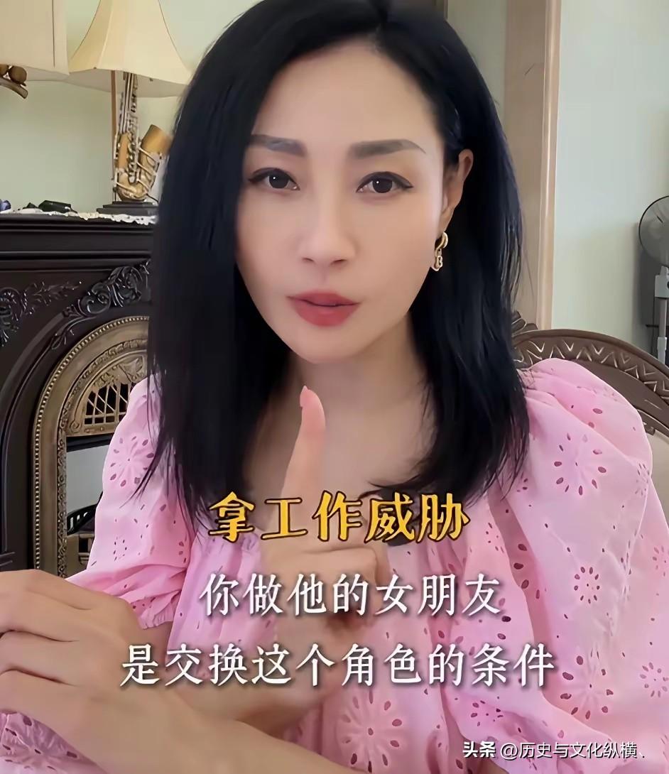 简慕华不怕报复吗，公开惨被侵犯过往。吃饭时，被黑手伸裤裆，卧室门口被堵住强吻。这