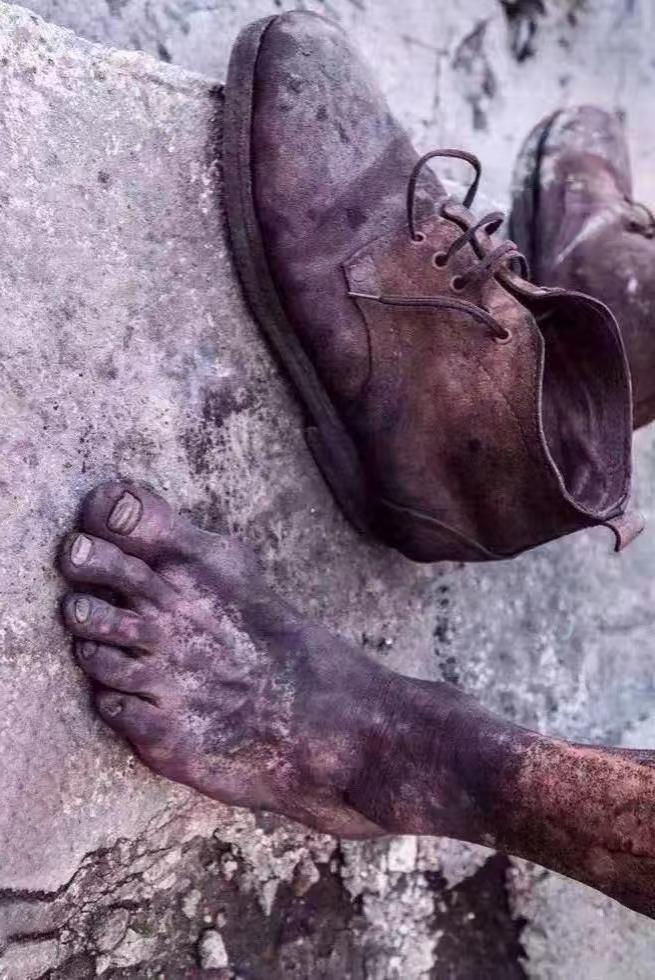 徒步旅行的脚印与旧鞋，见证了无数的旅程与故事。