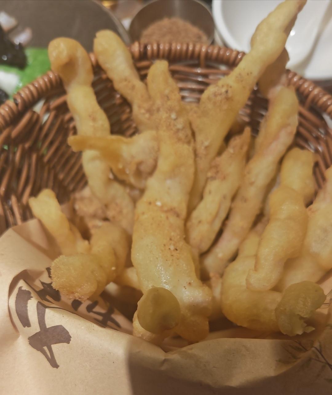 今日晚餐吃得超满足！我选了河源客家特色餐。主菜客家磕丸青菜煲，猪肉丸弹牙，青菜清