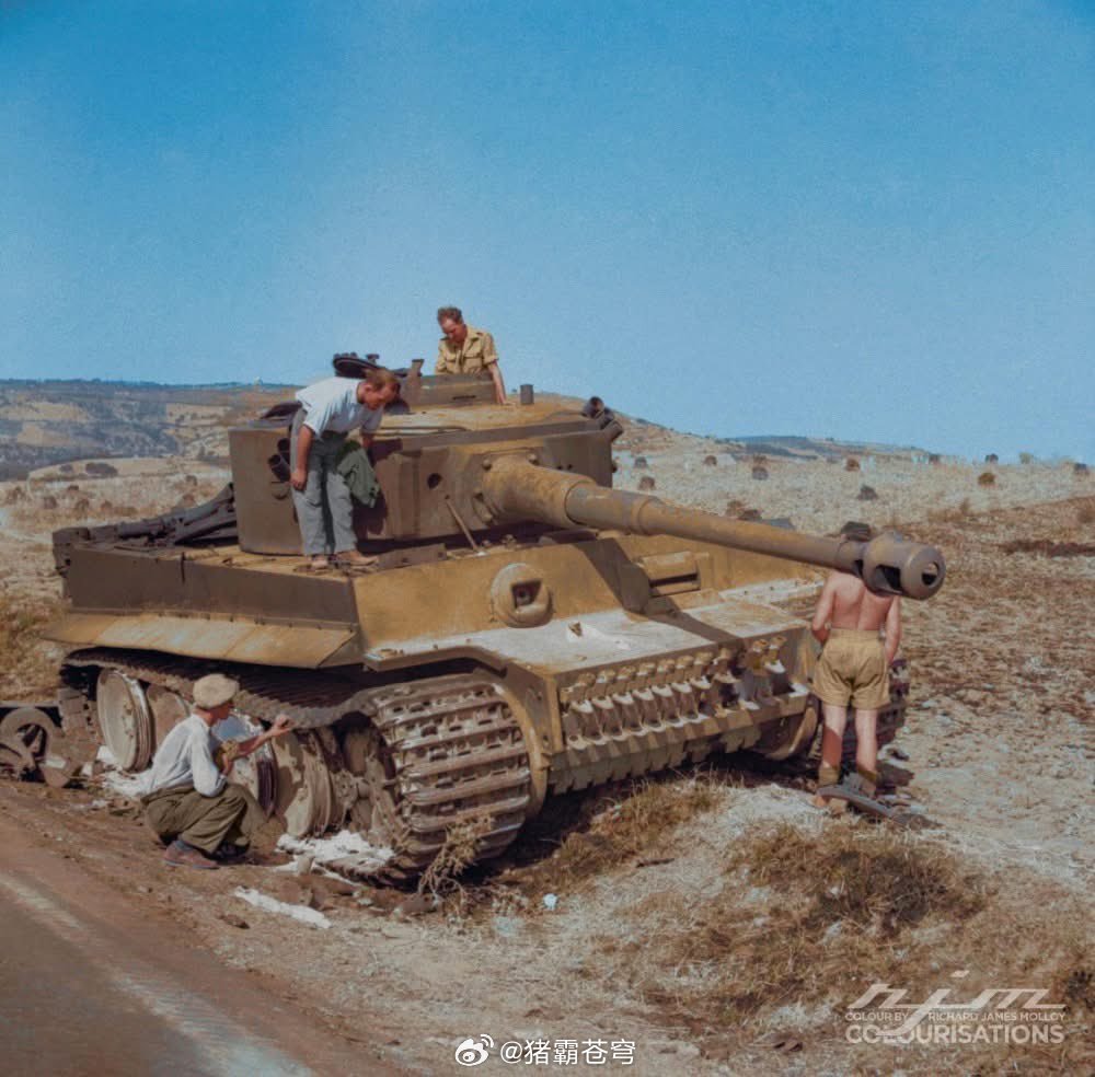 二战 1943年7月19日，英国士兵和西西里岛平民正在查看一辆被击毁的德国六号虎