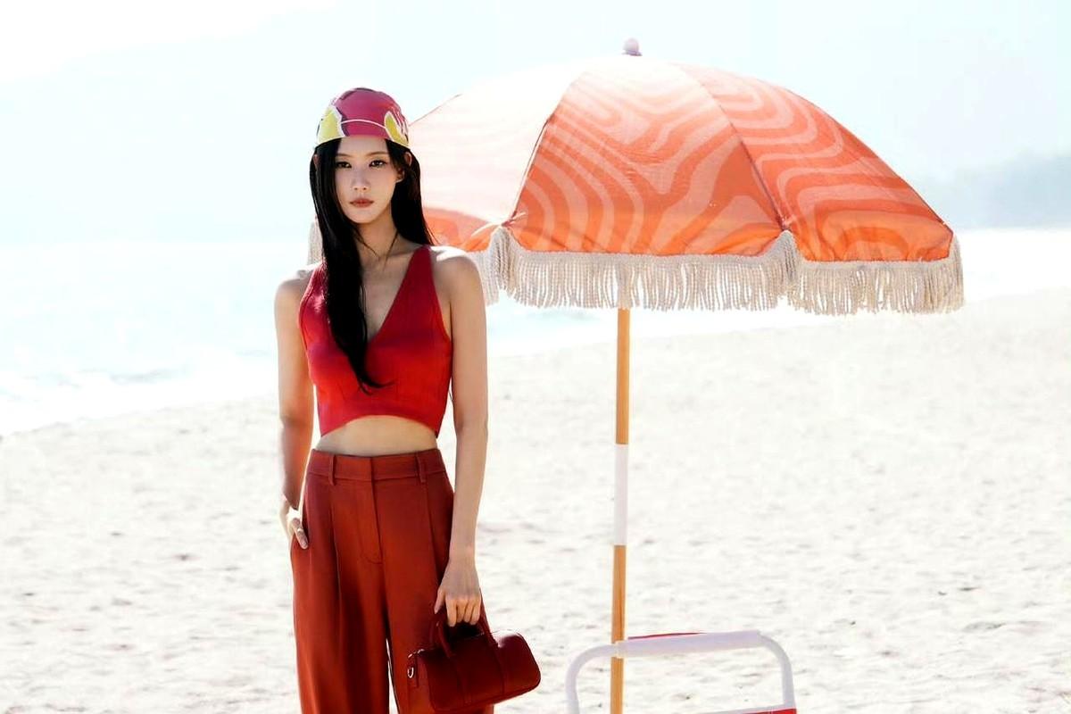 李一桐这组海边大片，真的绝了！

她给《GLASS》中文版拍的四月刊封面，地点就