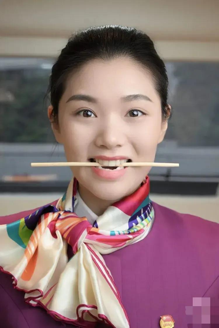 笑容是发自内心的，为什么要咬筷子？