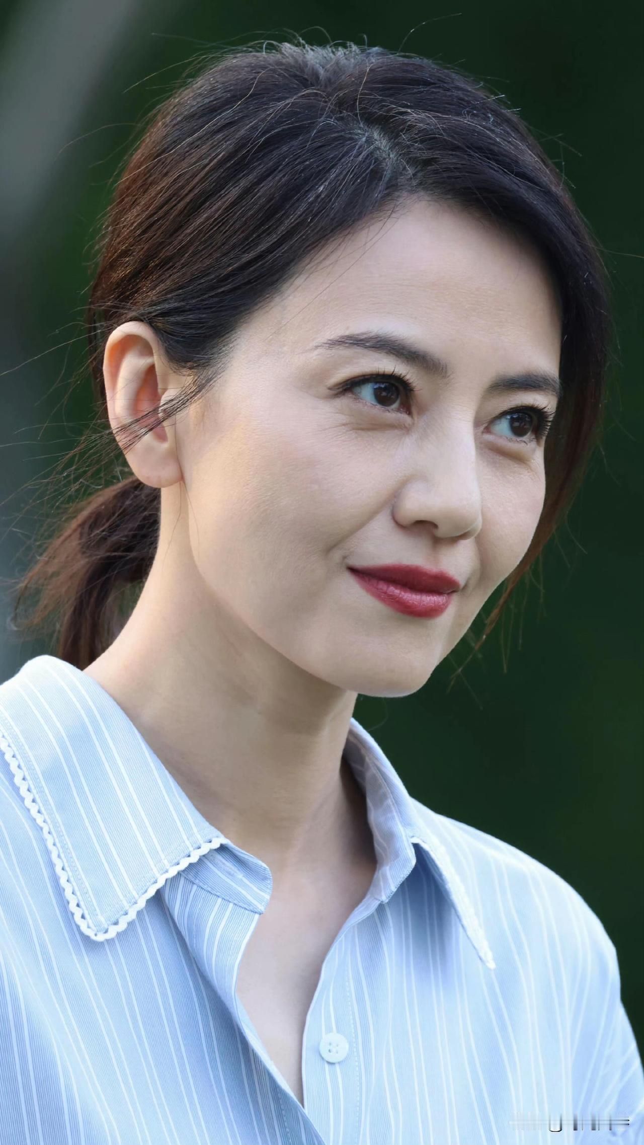 女神也终究敌不过岁月的洗礼，五官虽然依然精致靓丽，但淡淡的皱纹证明了她已不在是青