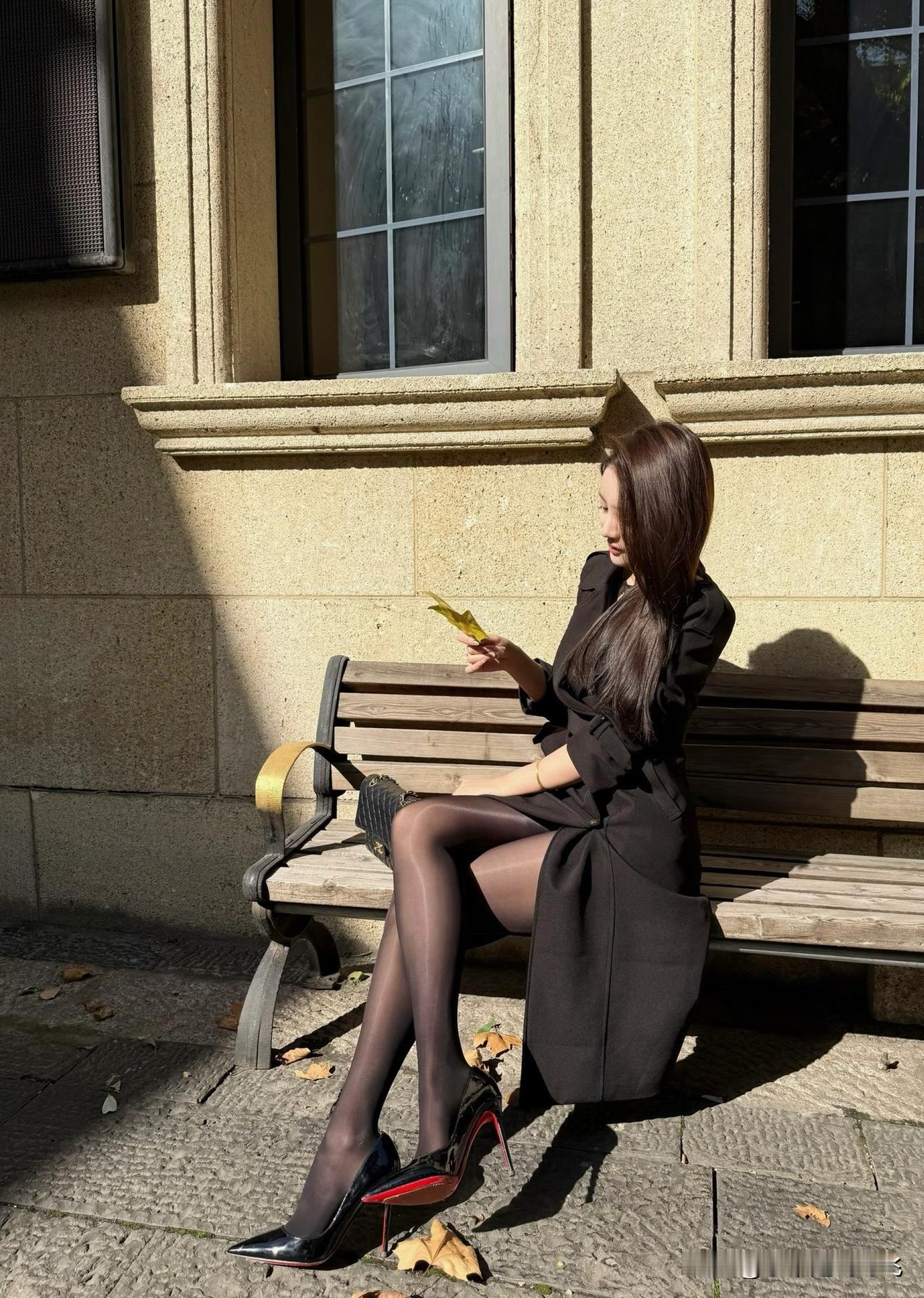 很冷，到有阳光的地方去[比心]
最爱还是黑色系，
到有阳光的地方会更暖和。
年底