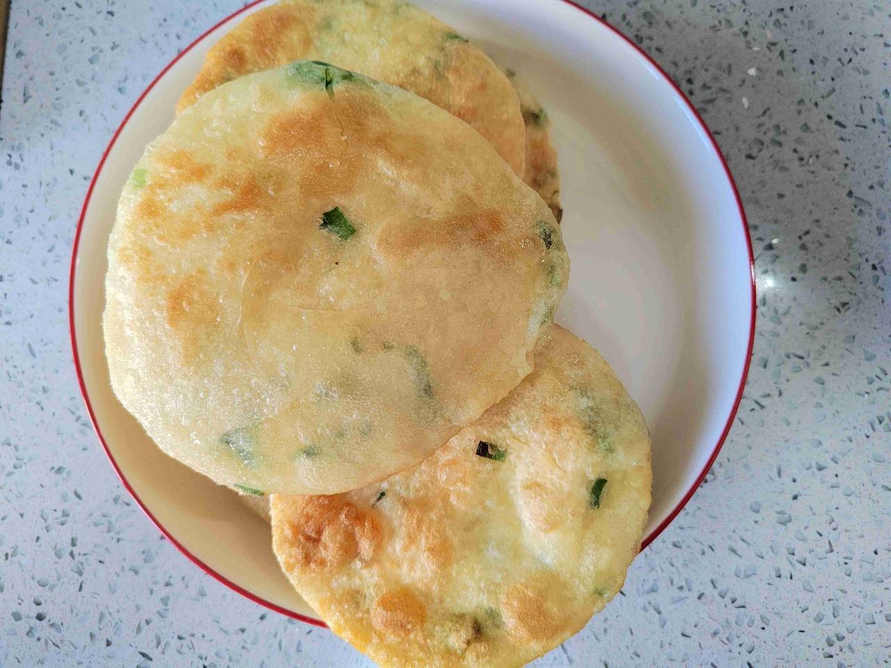 老婆偶感风寒，状态不佳。余自告奋勇，亲自操刀葱花饼，此乃鄙人压箱底之独家秘籍。