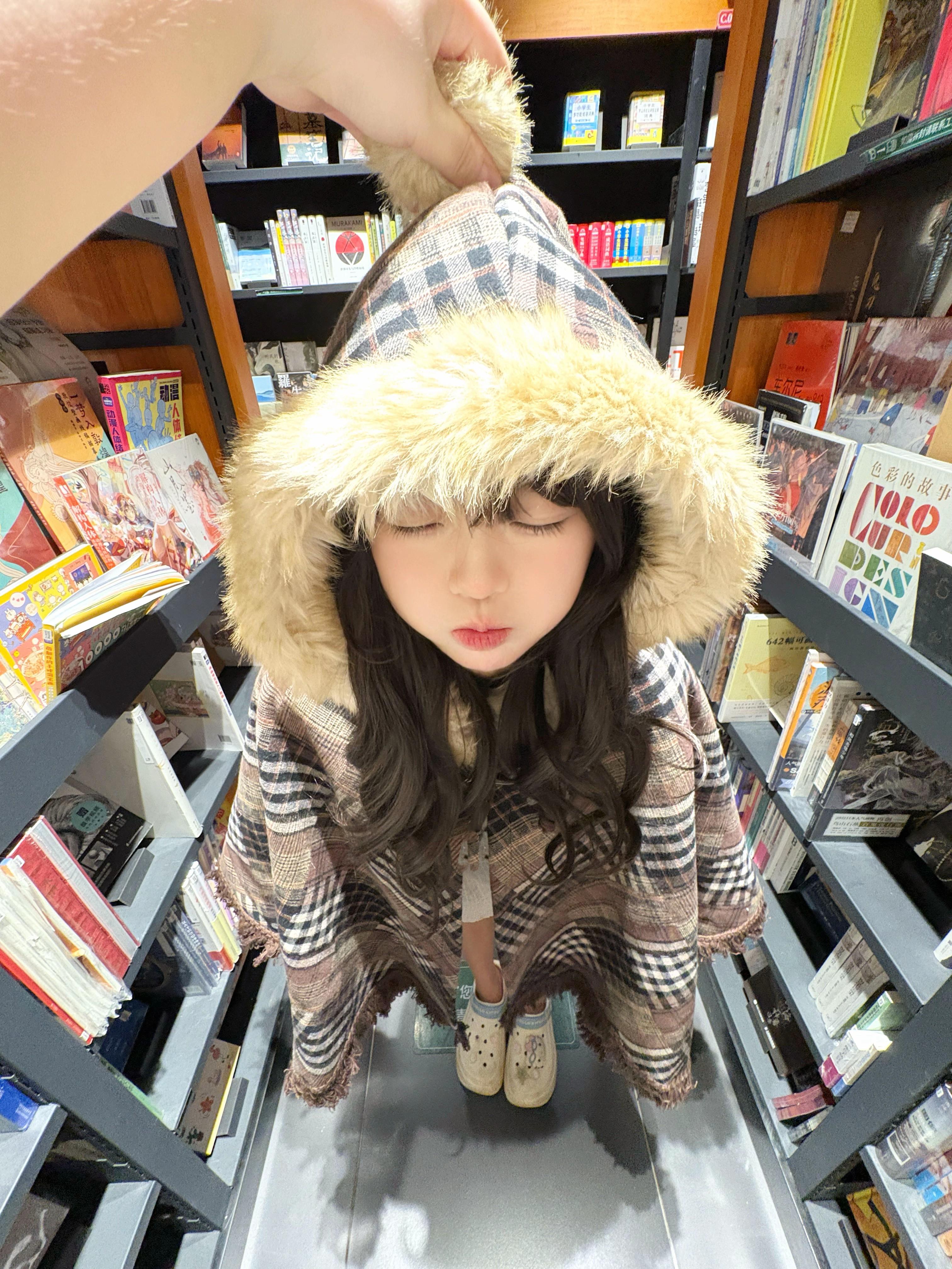 是谁揪住了我的帽子！这样拍也太萌噜。谁懂！！这个角度也太出片了 给老婆...