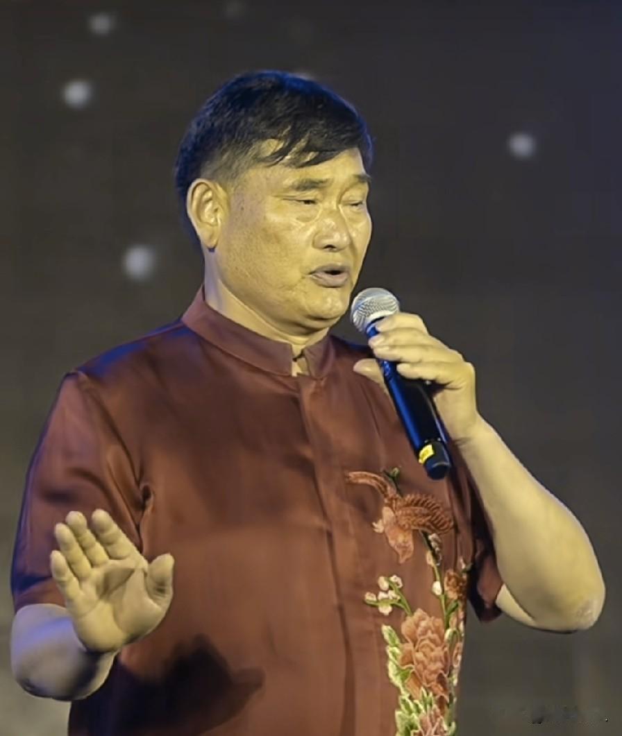 大衣哥唱歌还行，耍贫嘴不差，让他拿笔写字或者饰演诗仙李白，那是莫大的讽刺，斯文这