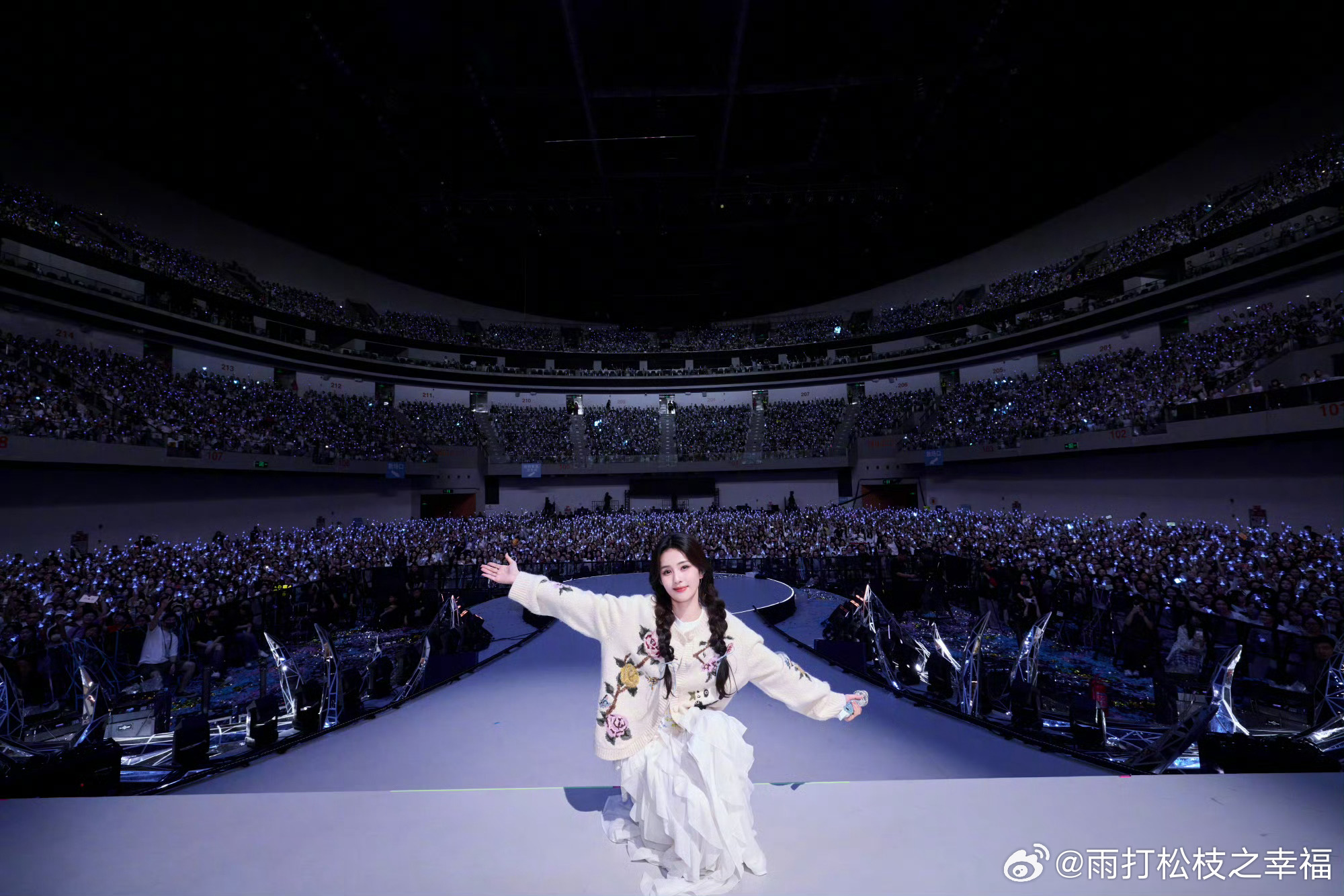 白鹿音乐会后发文白鹿苏州十周年拾光音乐会落幕深夜发文，现场哽咽说出“白是白梦妍的