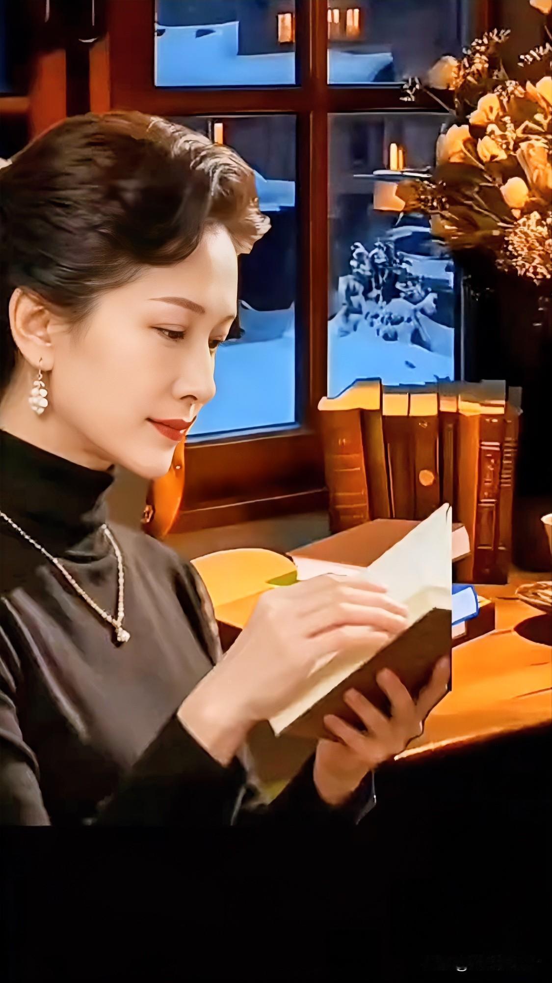 ［一枕诗书·七律～夜雪梅庭］
文／开心吴

窗含冷月映清辉，一室书香伴雪扉
展卷