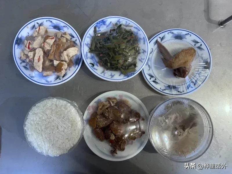 郑文灿在里面过的怎么样？
收容所亮出来了郑文灿的囚车和饭菜。
胖周瑜（郑文灿别称