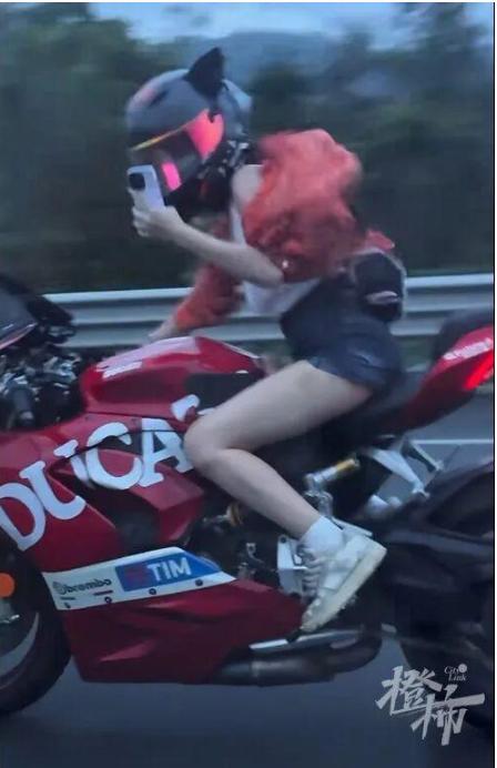 “不作死就不会死！”G15沈海高速出现惊险危险场面，一名年轻女孩驾驶红色杜卡迪摩
