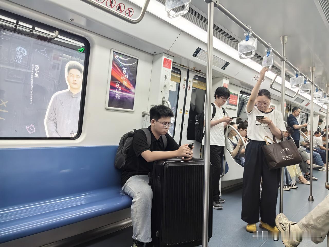 趁大台风“巴威”还没来，赶紧回乡下一趟。

因为老妈说桃子快熟了，要赶紧采下来，