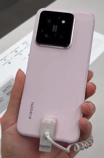 谁能想到，#小米14# 短短几天，销量已经突破了百万台了。
看样子这次小米的路线
