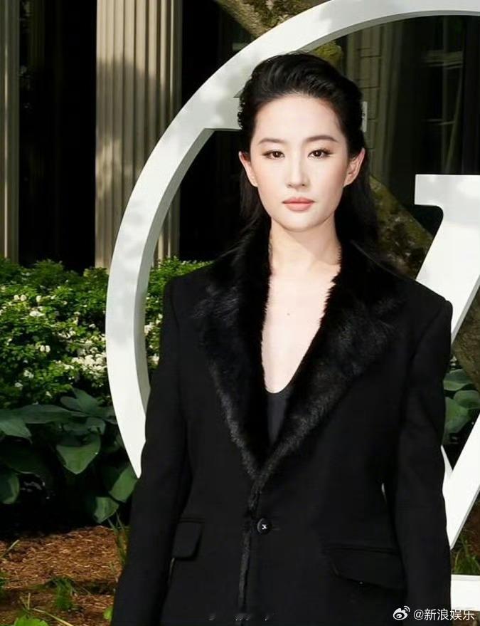 刘亦菲气场十足刘亦菲对粉丝们飞吻 刘亦菲西装背头造型 