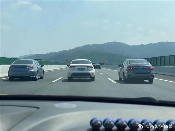 【合肥出手整治高速低速占道】合肥低速占道先提醒后处罚8月6日消息，“移动路障”终