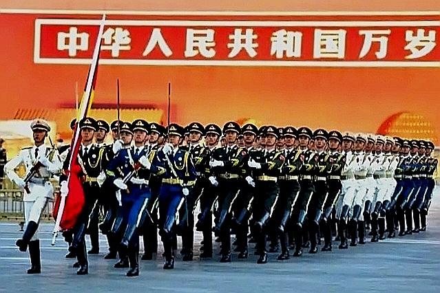 天安门标语——世界人民大团结万岁 ！磅礴伟力。

天安门横幅标语，由左到右：“中