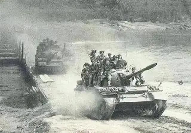 1979年2月19日，越南高平市区。 一辆62式轻型坦克，孤零零地冲进了整座城市