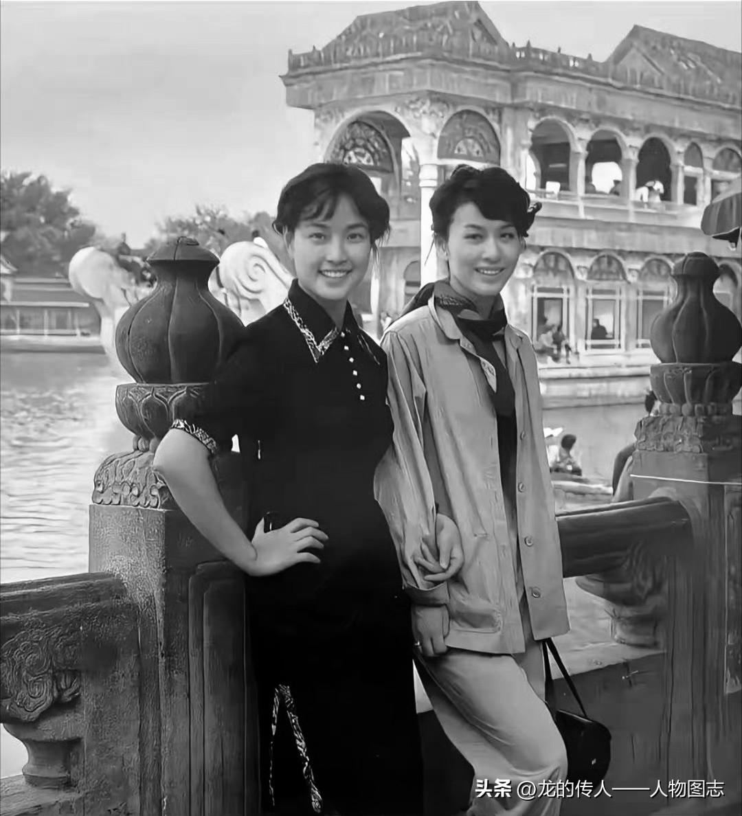 1980年刘晓庆和日本演员栗原小卷在北京颐和园石舫前石栏杆处合影。