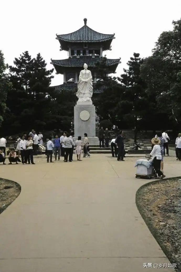 第一图应该是行呤阁。当年这牌子的啤酒也不错的。[赞][赞][赞]