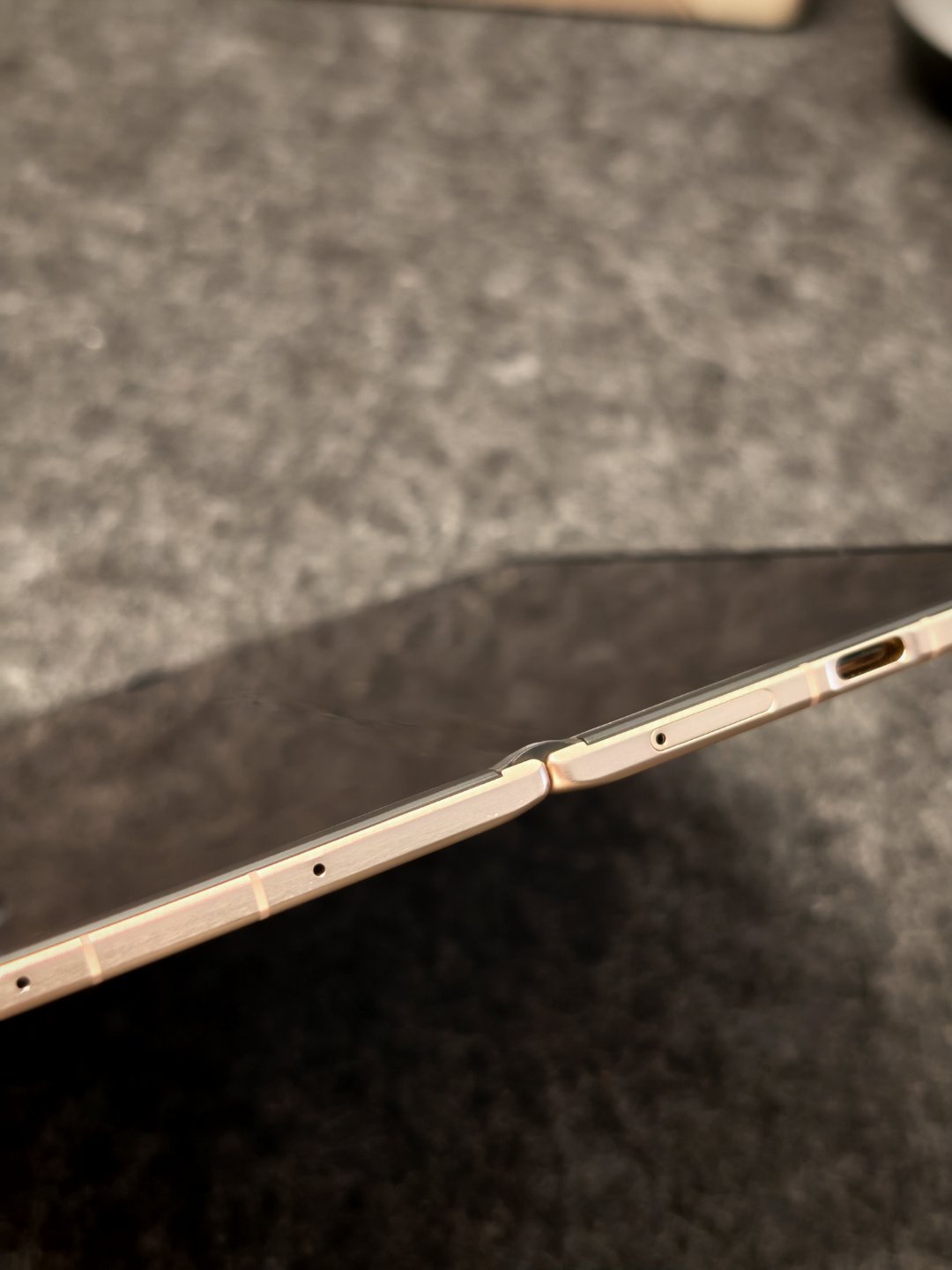 荣耀Magic V6大家真的很在意折叠屏的折痕吗？根据我这几年的使用，其实没有在