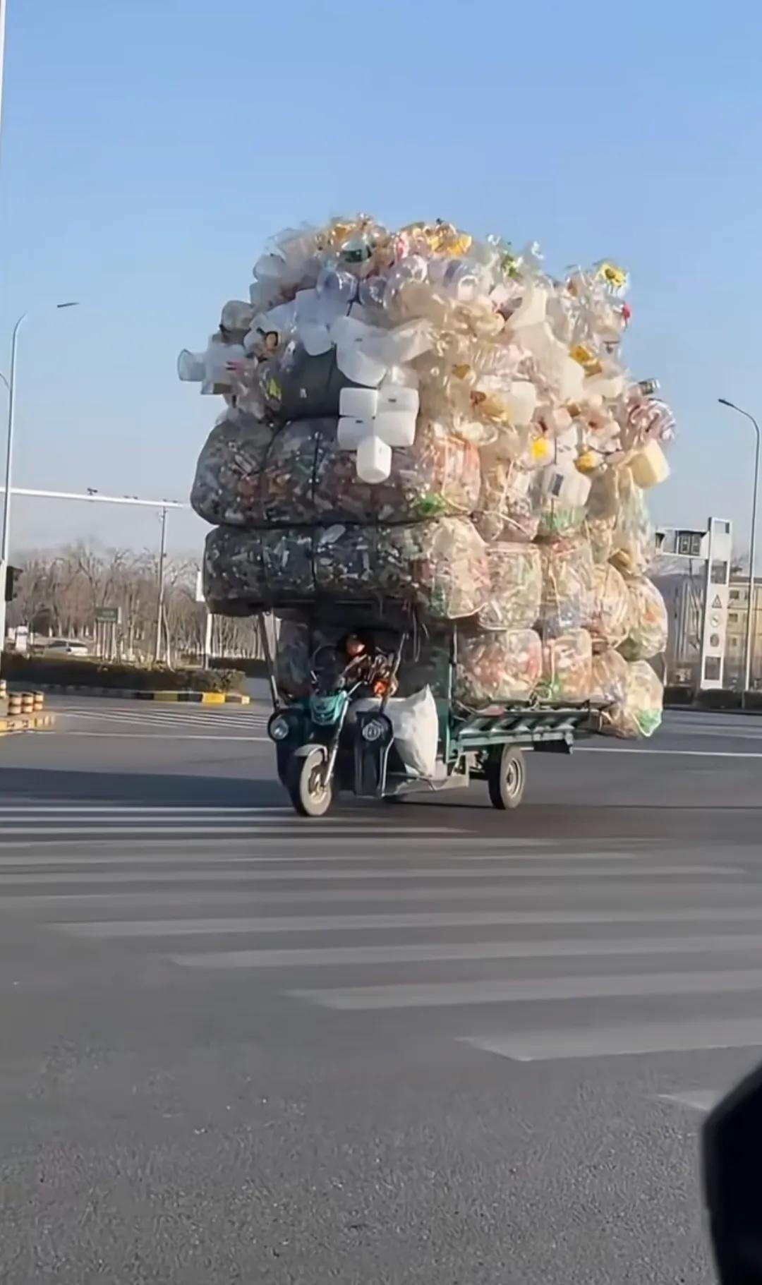 这车装得真叫一个满满当当！简直要撑破天了！[笑哭]