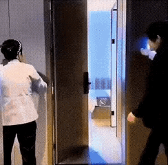 清洁大妈：这两个家伙在搞什么？