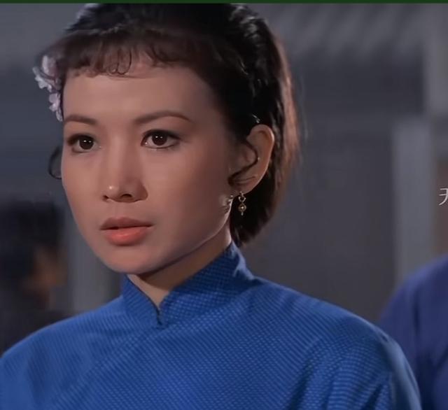 这姑娘穿着蓝色旗袍，真有气质！这位演员大家还记得吗？出演了很多经典古装武侠剧。香