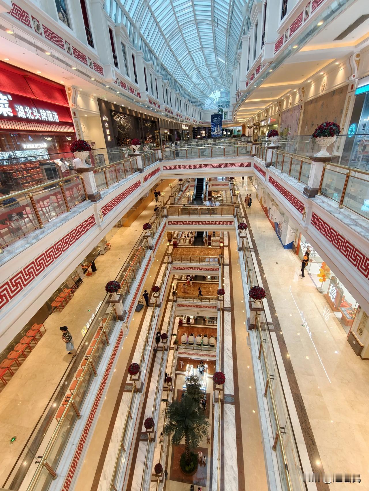上海环球港这家店，排队70个号，要等一个多小时。[允悲]果然，行情不好，是针对一