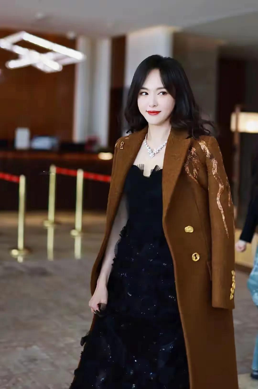 唐嫣的大波浪卷发造型，美到犯规！
 
唐嫣新烫的大波浪卷发，搭配一件焦糖色大衣，