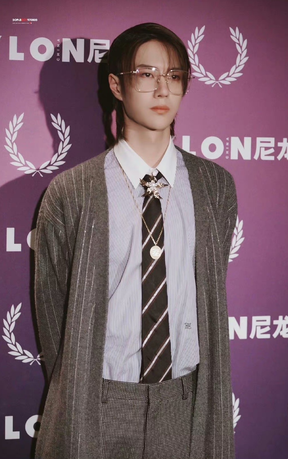 一组红毯“老”照片，一看还是很上头啊！王一博魅力无限