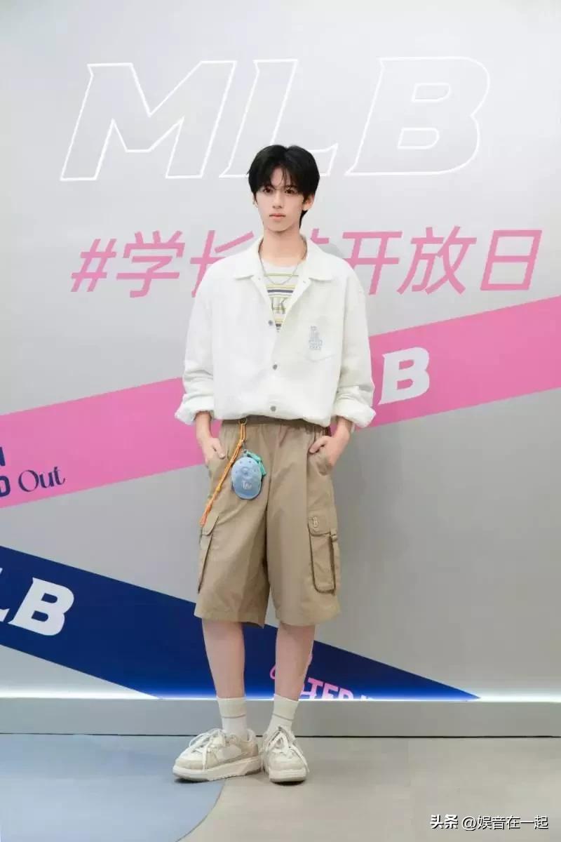 3月29日林子烨亮相成都出席开放日活动，那造型太学长风了。他身穿白色衬衫外套，搭