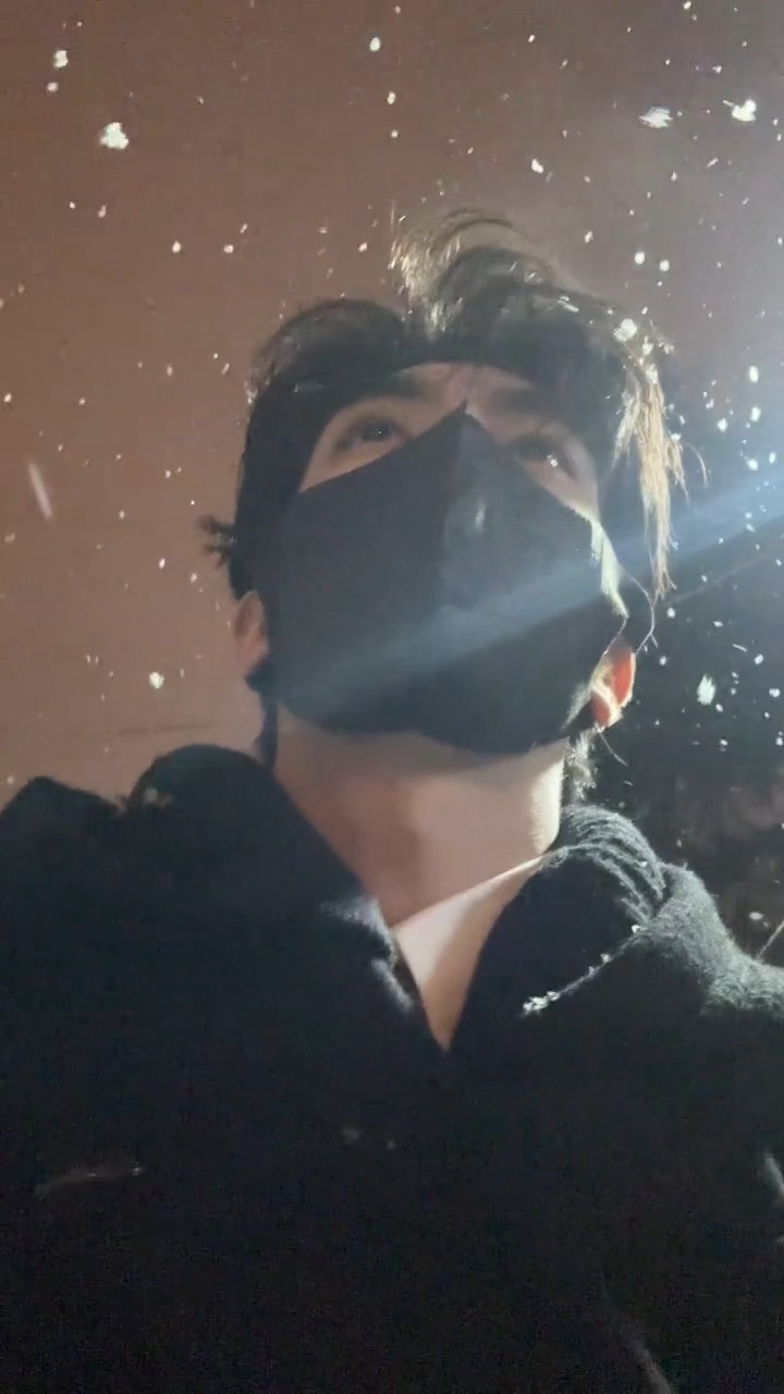 老公春晚彩排下班路上和我的报备视频宋威龙春晚彩排下班报备视角