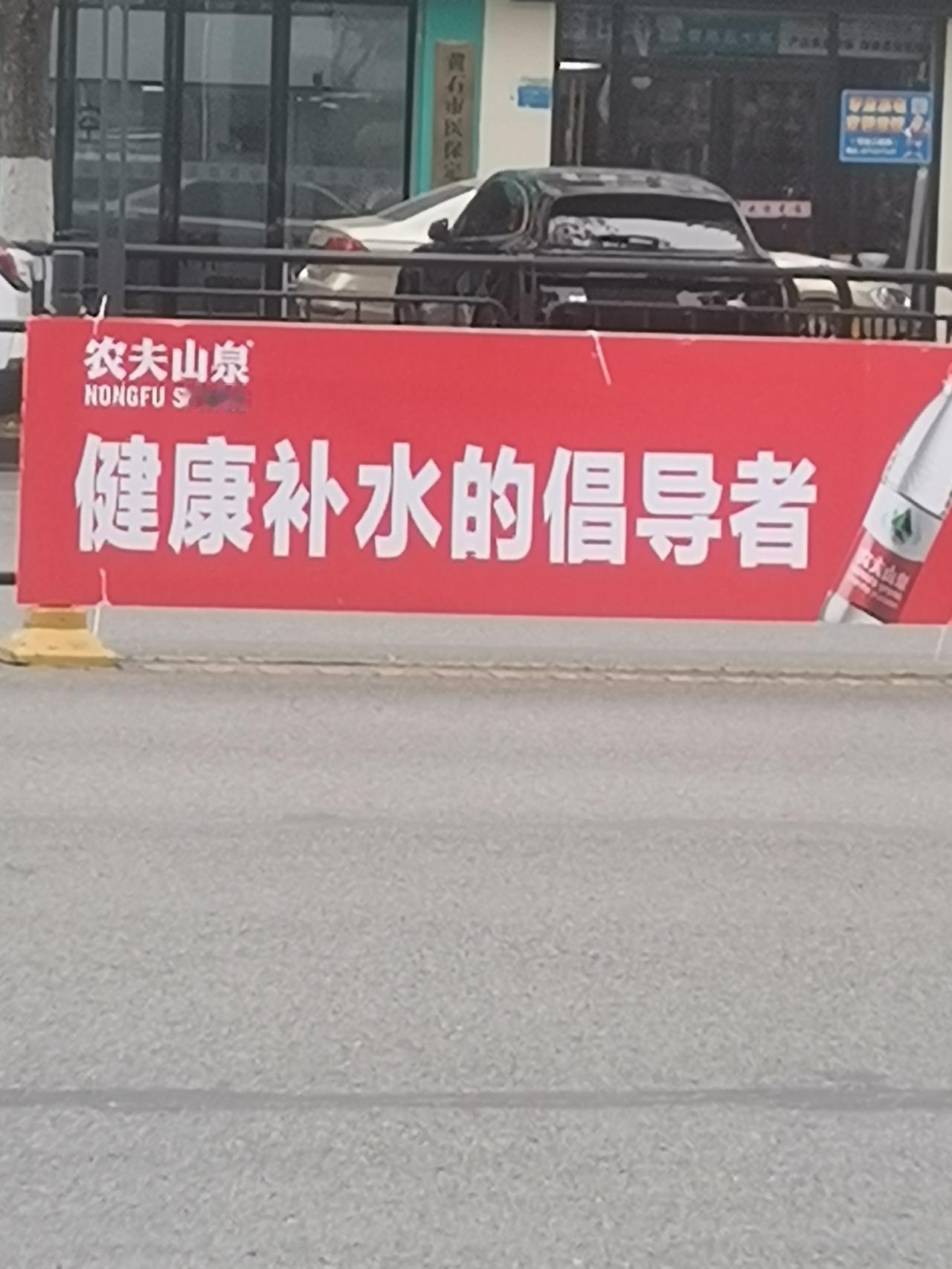 宗庆后去世后的一段时期，娃哈哈和农夫山泉在网上有一波讨论，很多人挺娃哈哈、压农夫