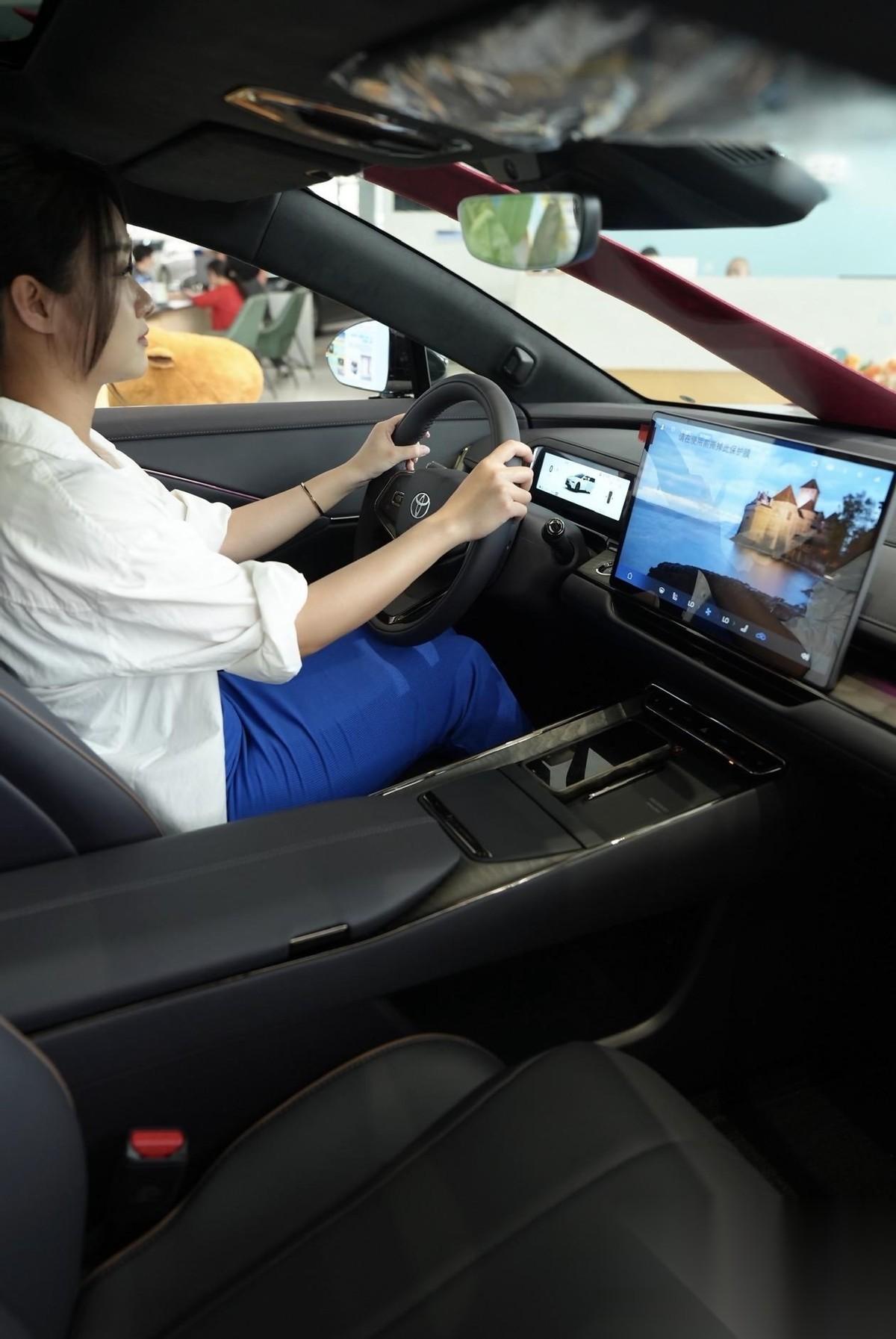 现代女性的消费观正变得愈发成熟，她们不再将买车视为简单的代步消费，而是将其看作是