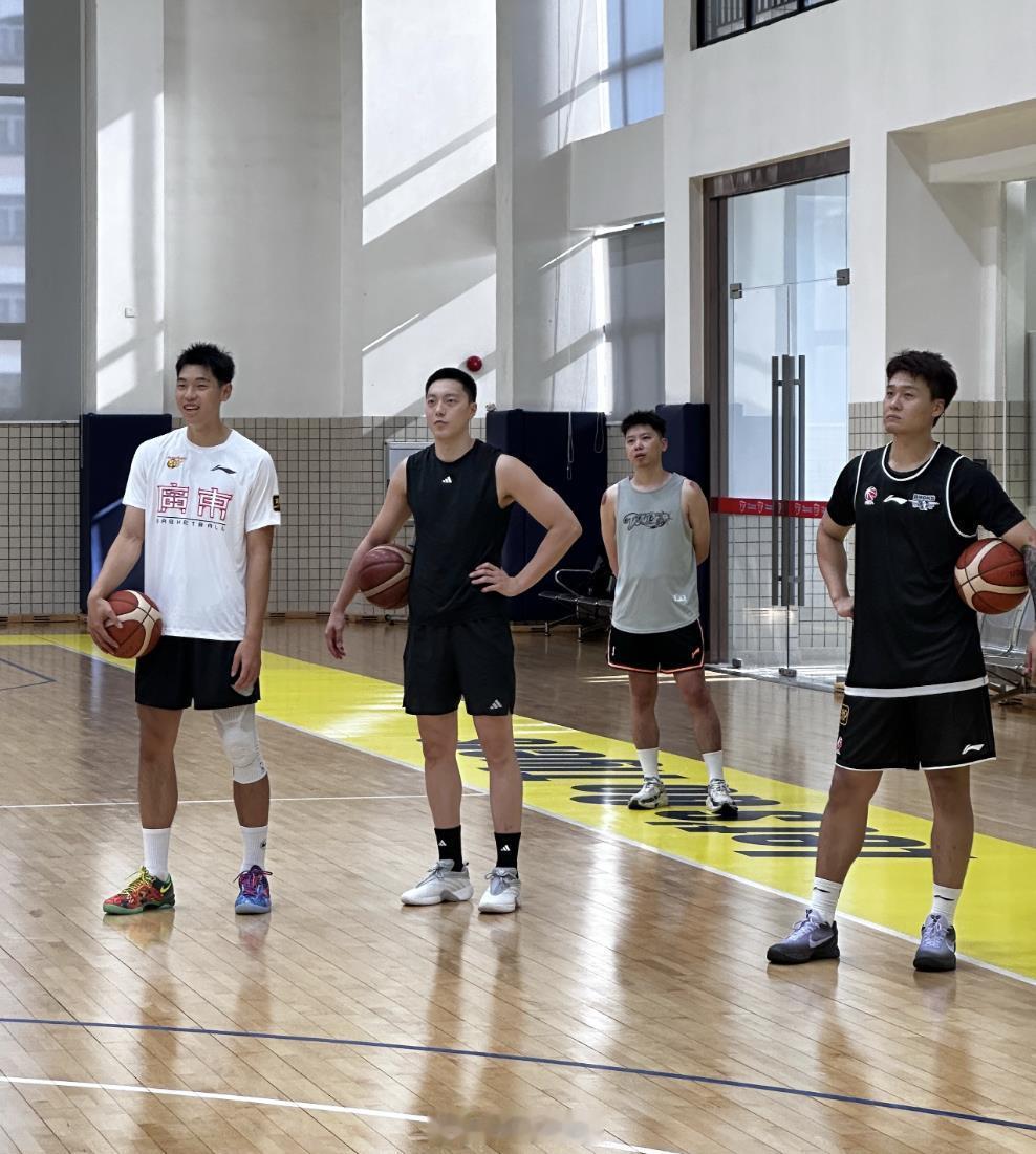 北京首钢 赵睿穿着北京首钢的训练背心，出现在广东男篮的训练基地训练，我错乱了[笑