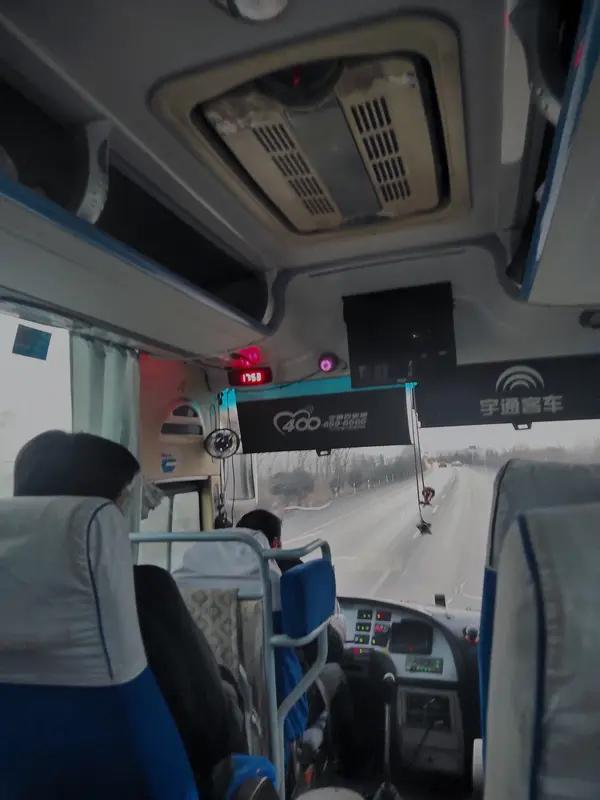 3月2日浙江衢州，乘客曝光大巴车“宰客”套路，司机将乘客拉到很偏的私人服务区诱导