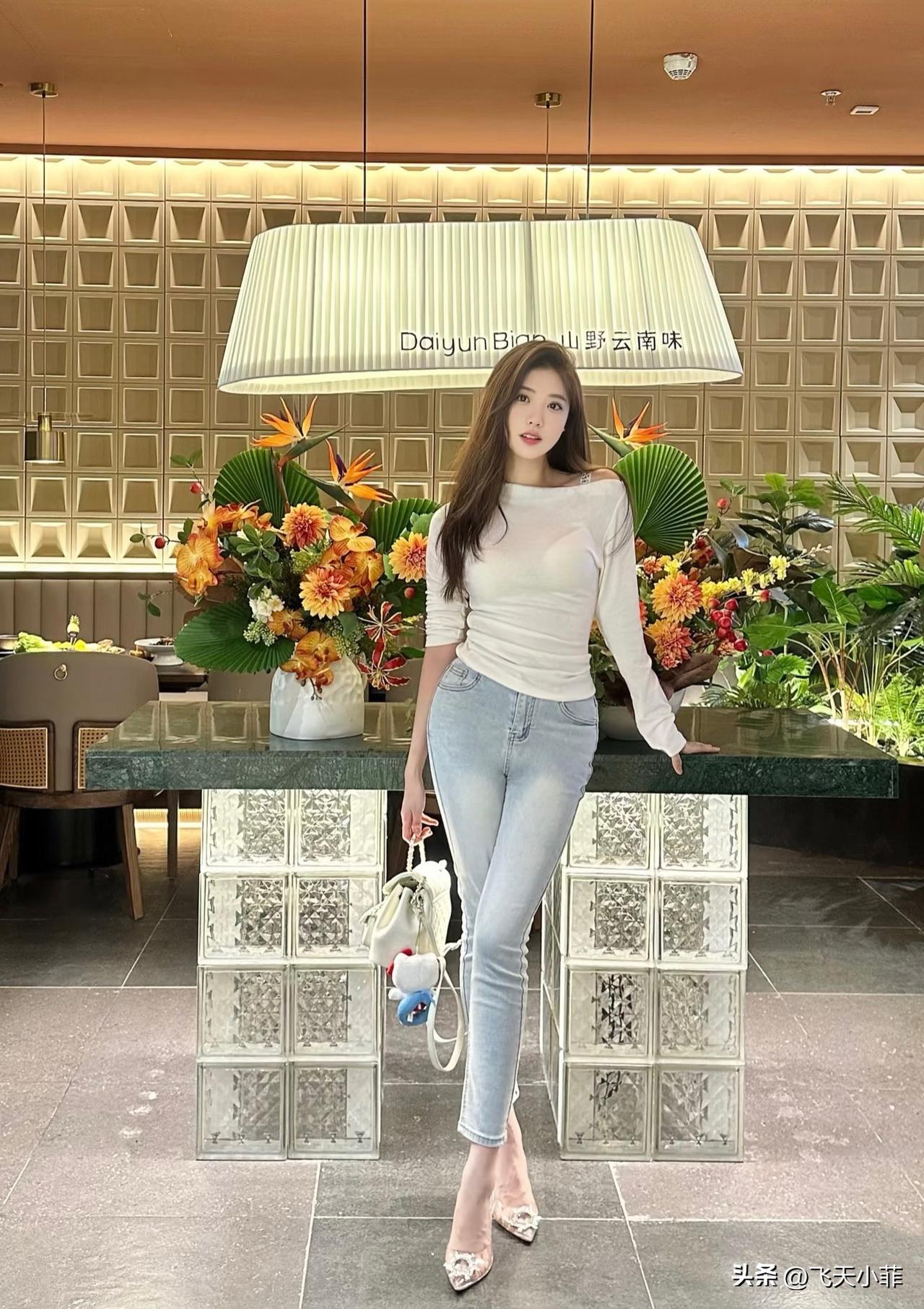 当空姐遇上美食[彩虹]
哪还有什么体重管理[偷笑]
有的就是“不吃饱哪有力气飞”