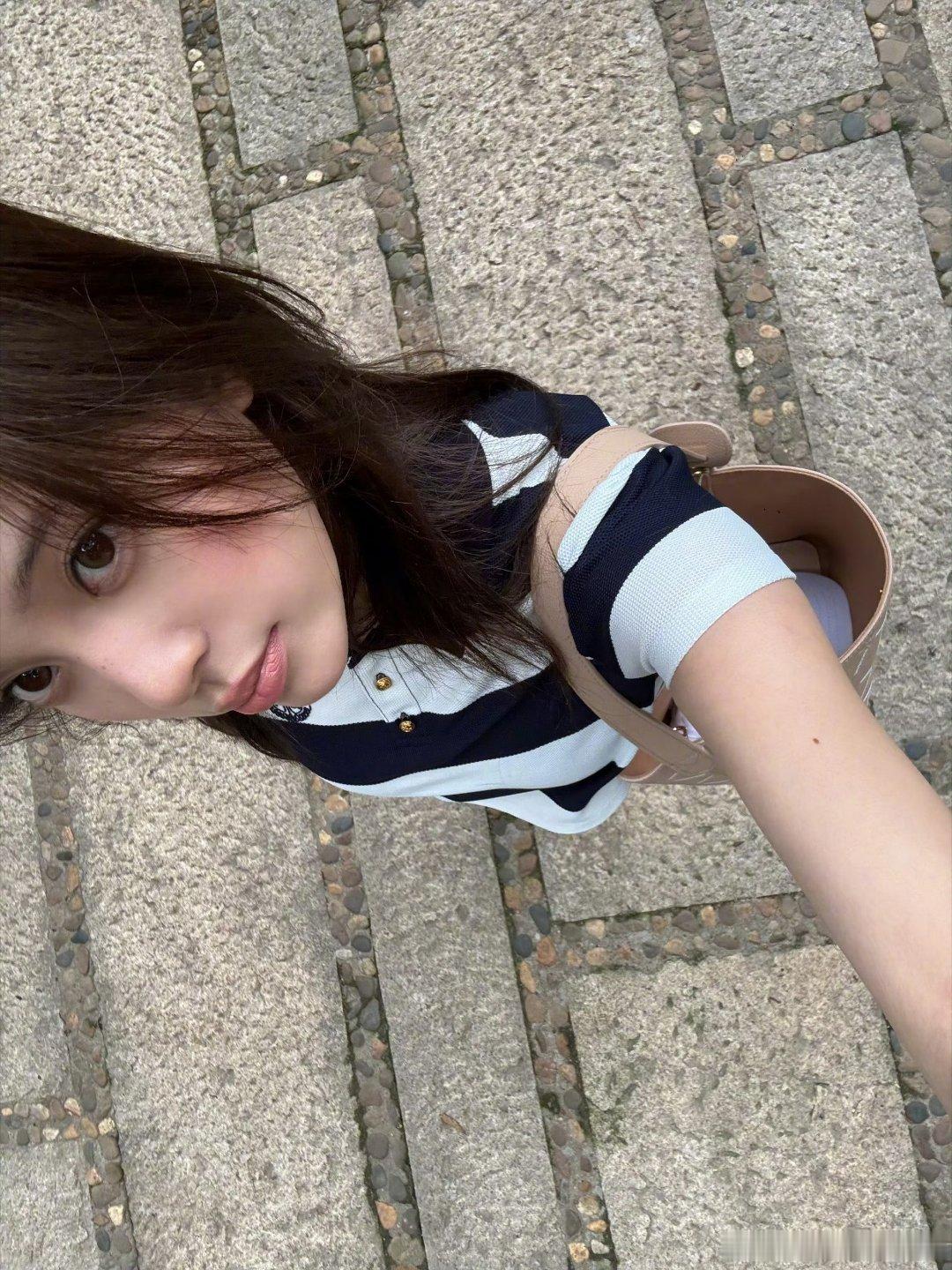 欧阳娜娜大厂vlog太真实了 没有精致滤镜，满是日常烟火气。镜头里她认真工作、偶