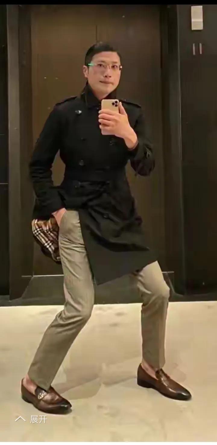 原来像蜡像，现在像纸扎人。你说他变化大吗？人类高质量男性？这看起来是男性？看着他
