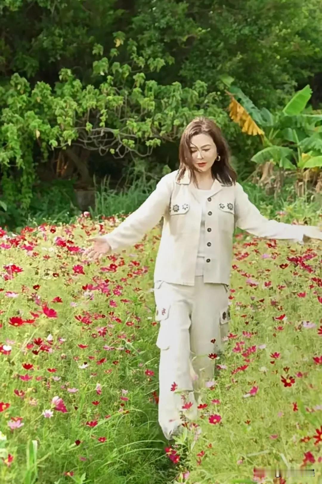 64岁的关之琳，去郊外春游，人比花娇，岁月对待她可真偏爱，年轻时美艳妩媚，年老了