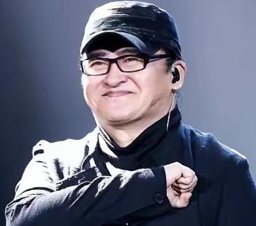 微头条日记

刘欢当年在武汉演出，登台一小时，酬劳十万。演出结束后的200元打车
