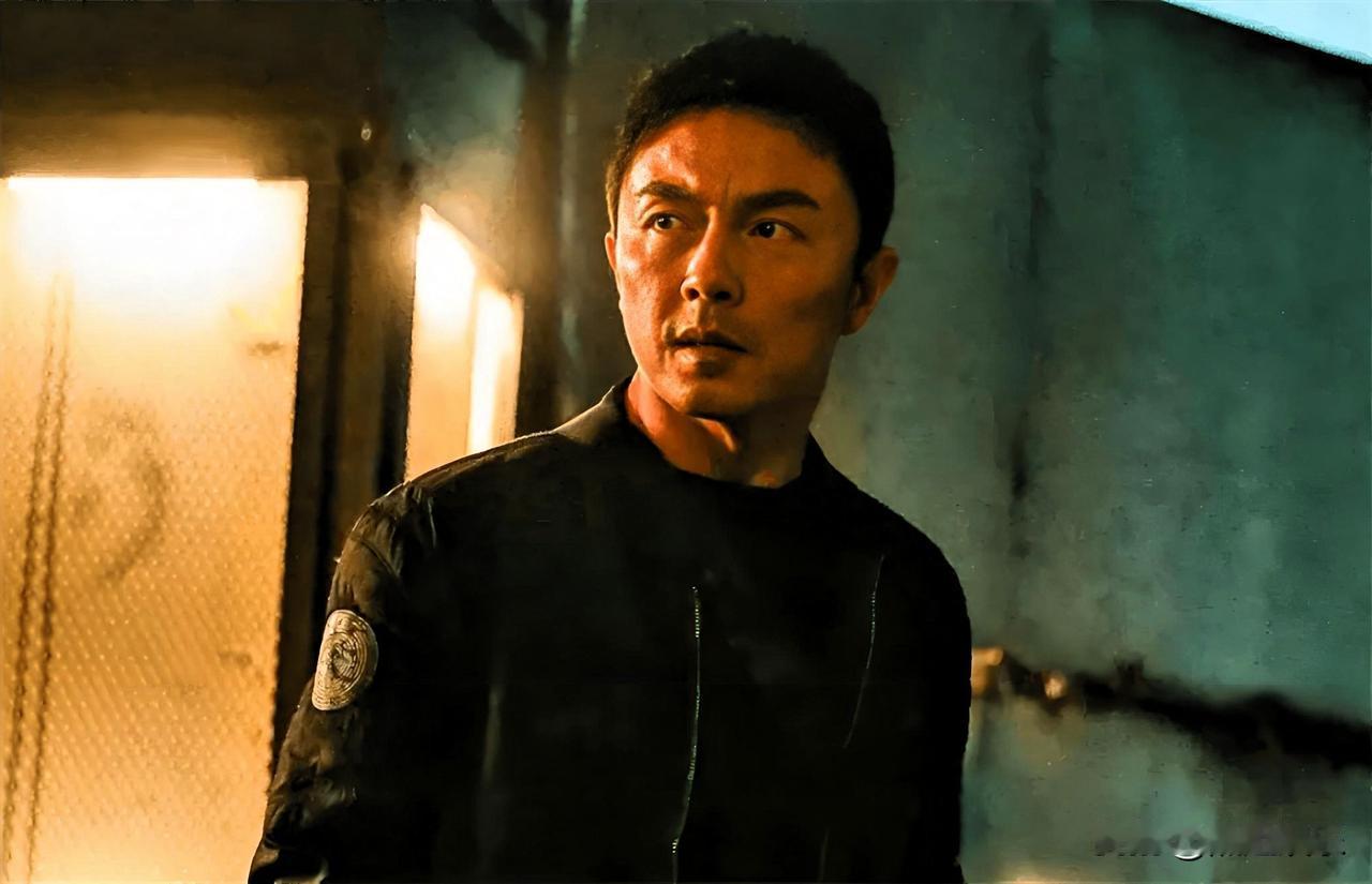 5月10日，谢苗现身哈尔滨船厂街拍摄新剧《罪火》的路透曝光。路透中他穿着沾满油污