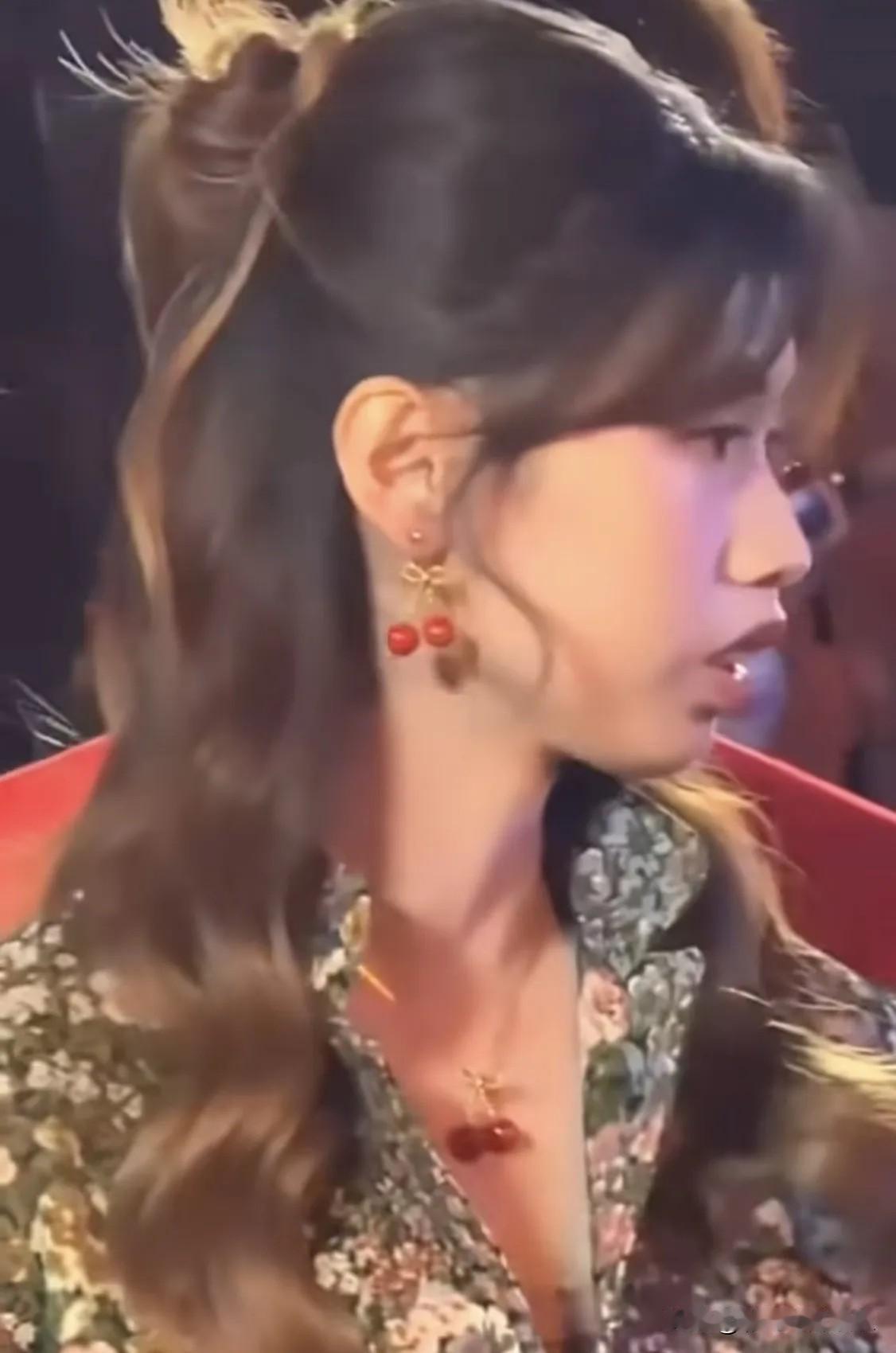 娱乐圈的门槛越来越低了，冯导女儿这样的也能进电影圈，她也有明星梦，才知道我们为什