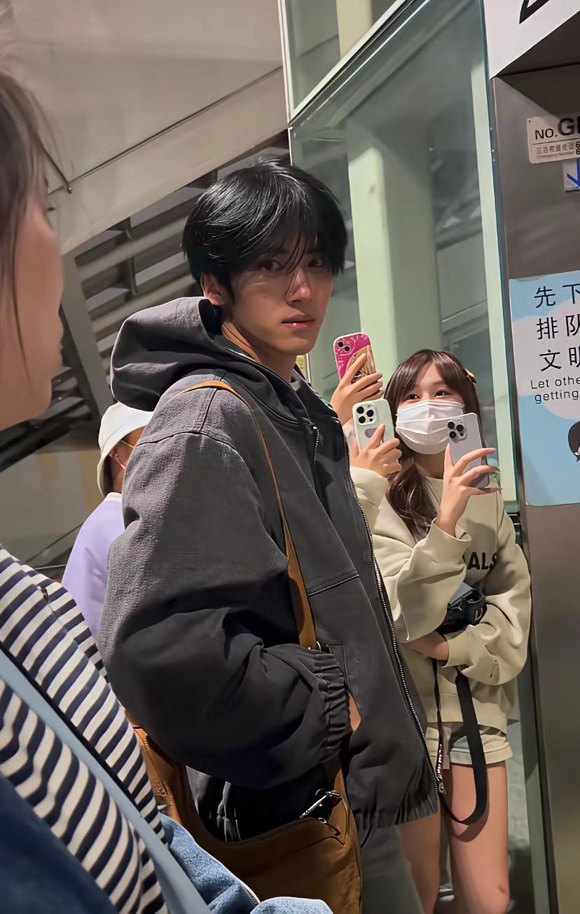 我都不敢想他三十了跟十八似的。