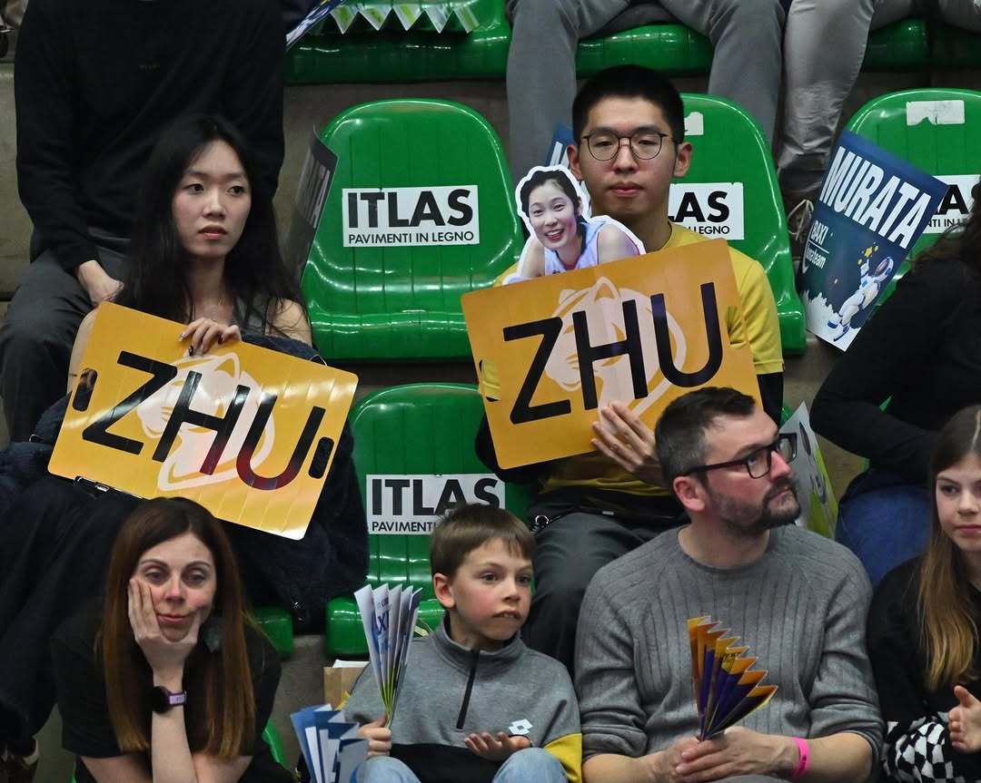 有小伙伴们到现场观战，常规赛收官很圆满！朱婷